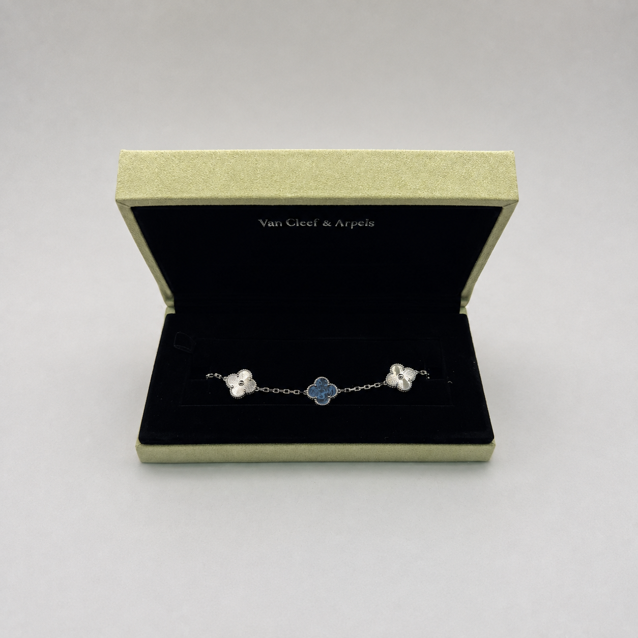 Pulsera Van Cleef tres tréboles plateada azul y blanco - foto 30
