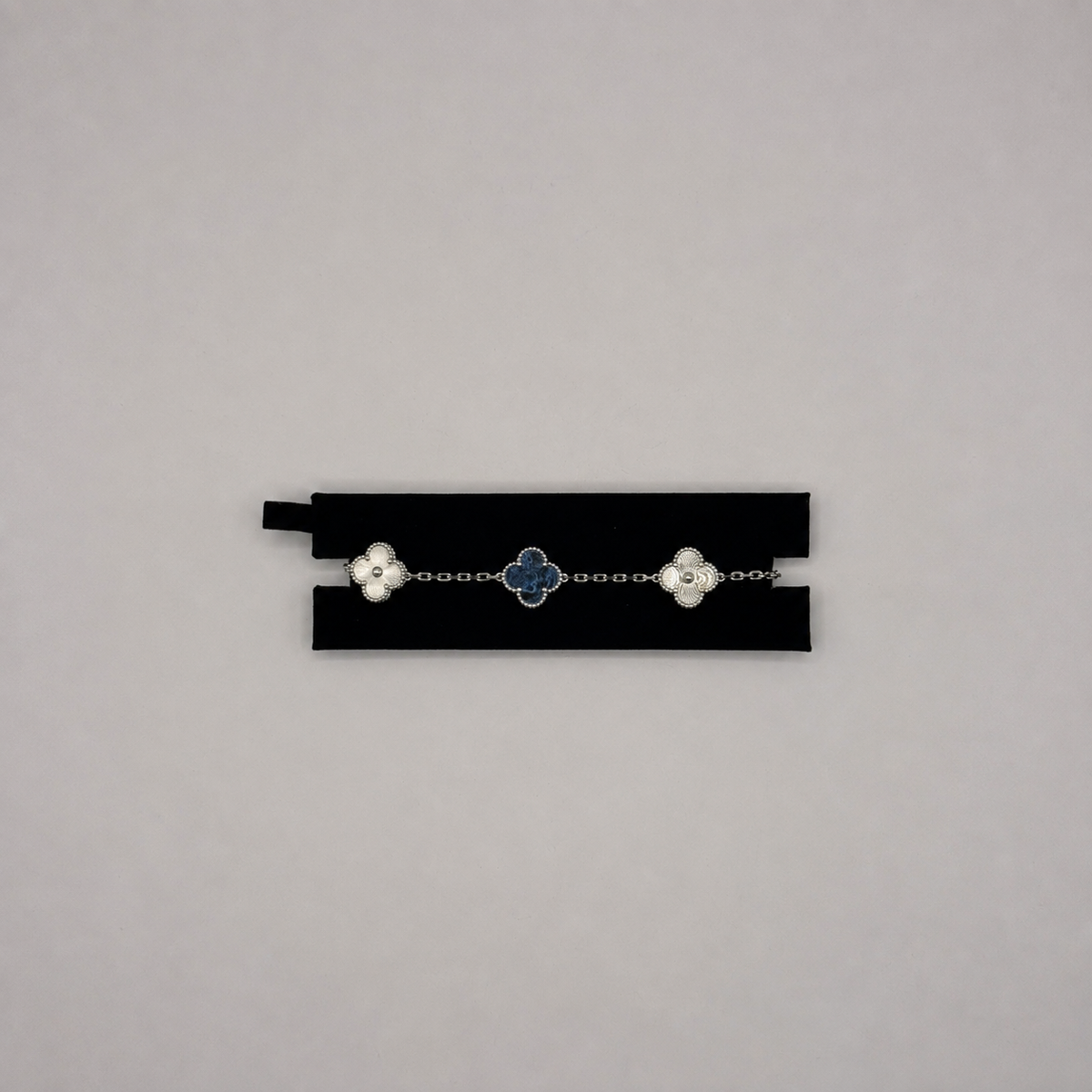 Pulsera Van Cleef tres tréboles plateada azul y blanco - foto 32