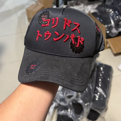 CAPNOWHITE-80 | Gorra Gótica Roja y Negra
