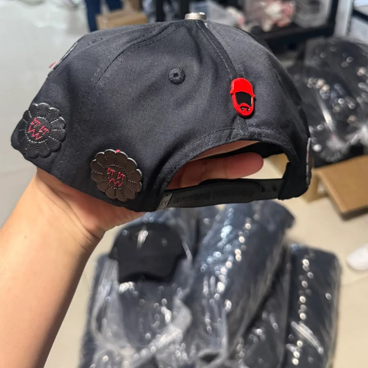 CAPNOWHITE-83 | Gorra Gótica Roja y Negra