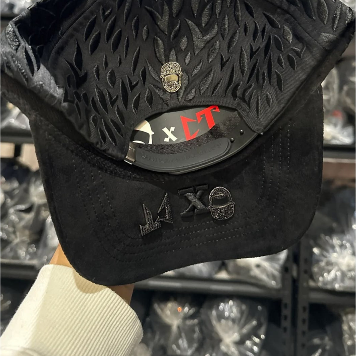 CAPNOWHITE-97 | Gorra Stars Relieve Negra